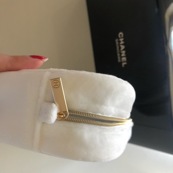 BNWT Chanel velvet cosmetic/skincare pouch - Picture 3 of 6